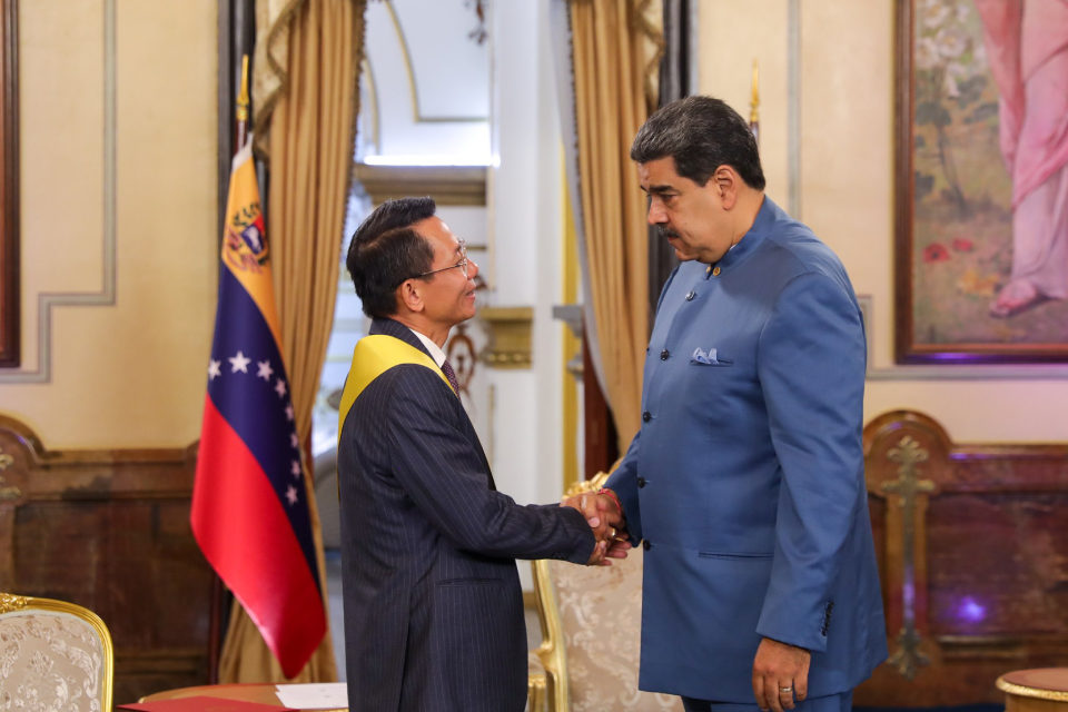 MADURO Y EMBAJADOR DE VIETNAM Le Viet Duyen.