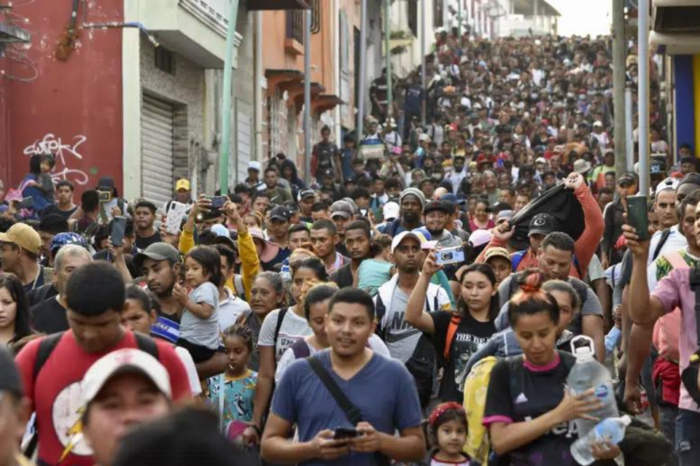 Migrantes salen en caravana - incendio Ciudad Juárez