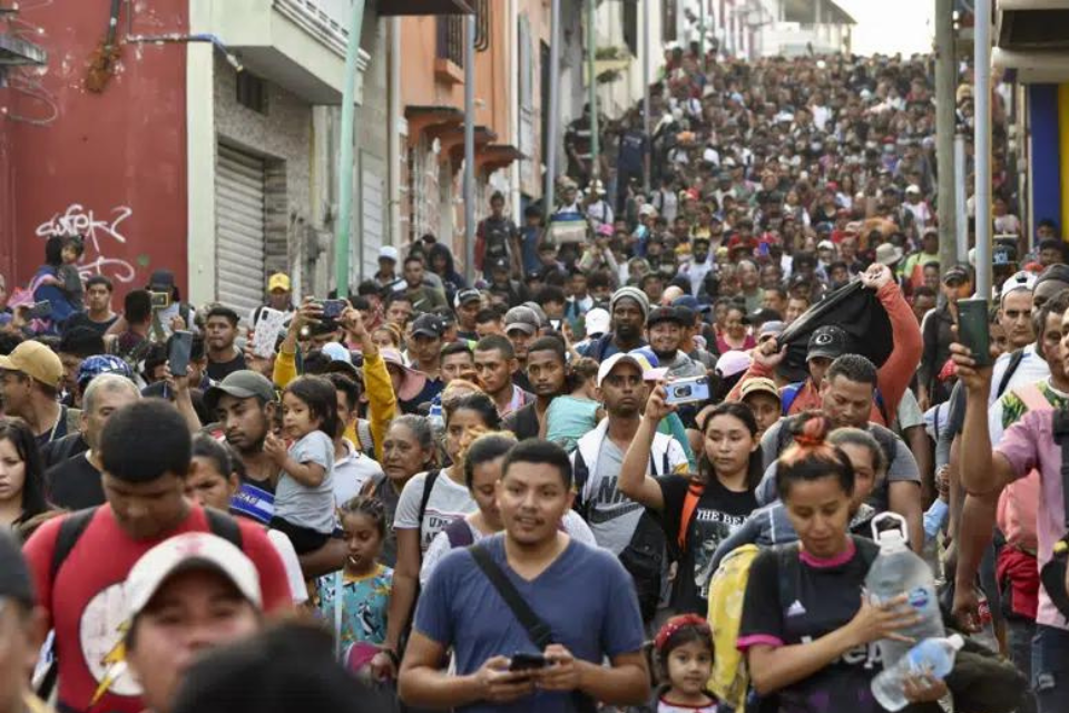 Migrantes salen en caravana - incendio Ciudad Juárez