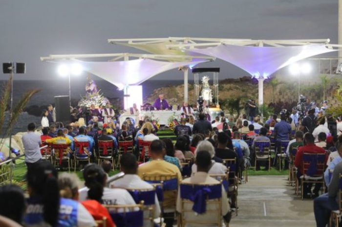 Monseñor Raúl Biord misa La Guaira Martes Santo