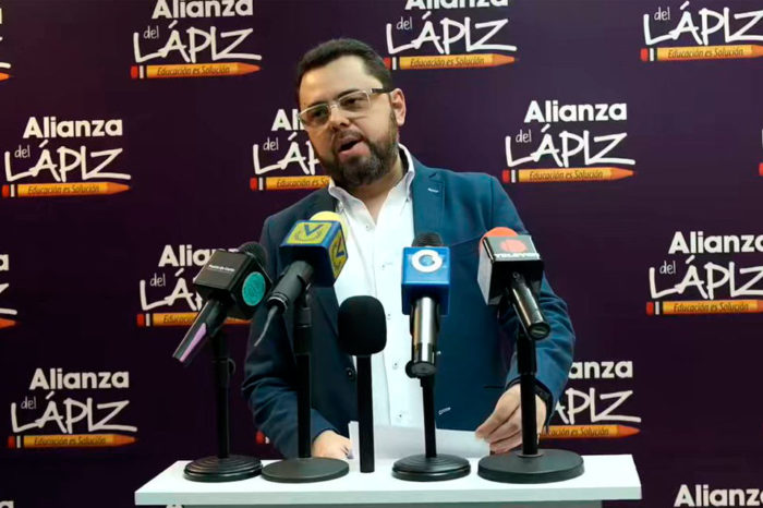 Antonio Ecarri mantendría en su cargo a Vladimir Padrino López