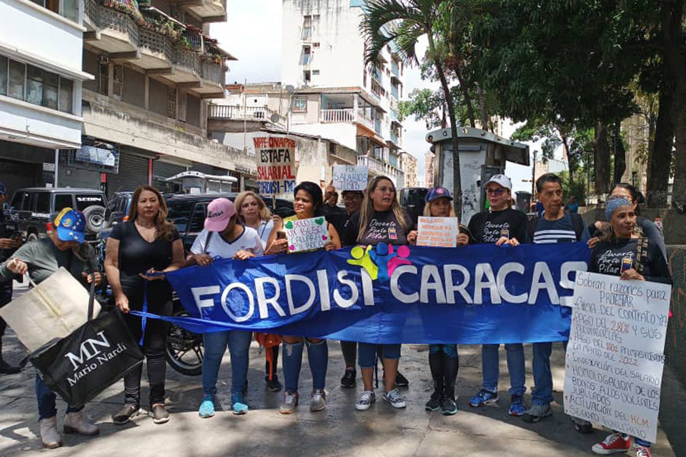 Docentes reclamaron a MinEducación salarios mínimos