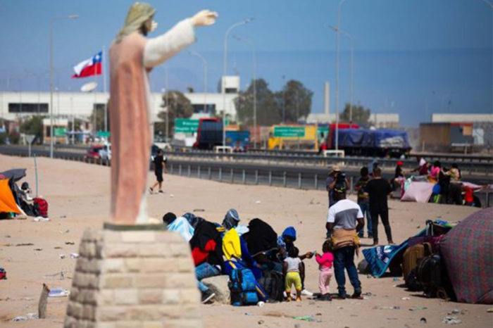 Migrantes varados entre Chile y Perú
