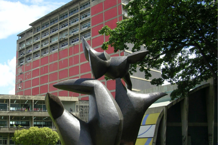 UCV fachada Averu