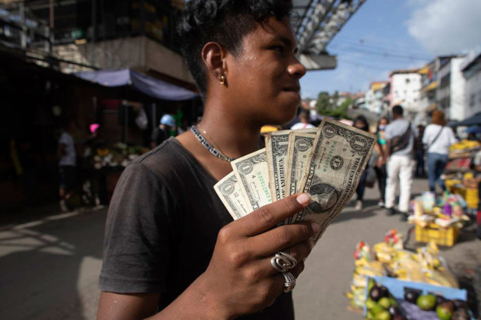 Liberalización económica y protección social dólares