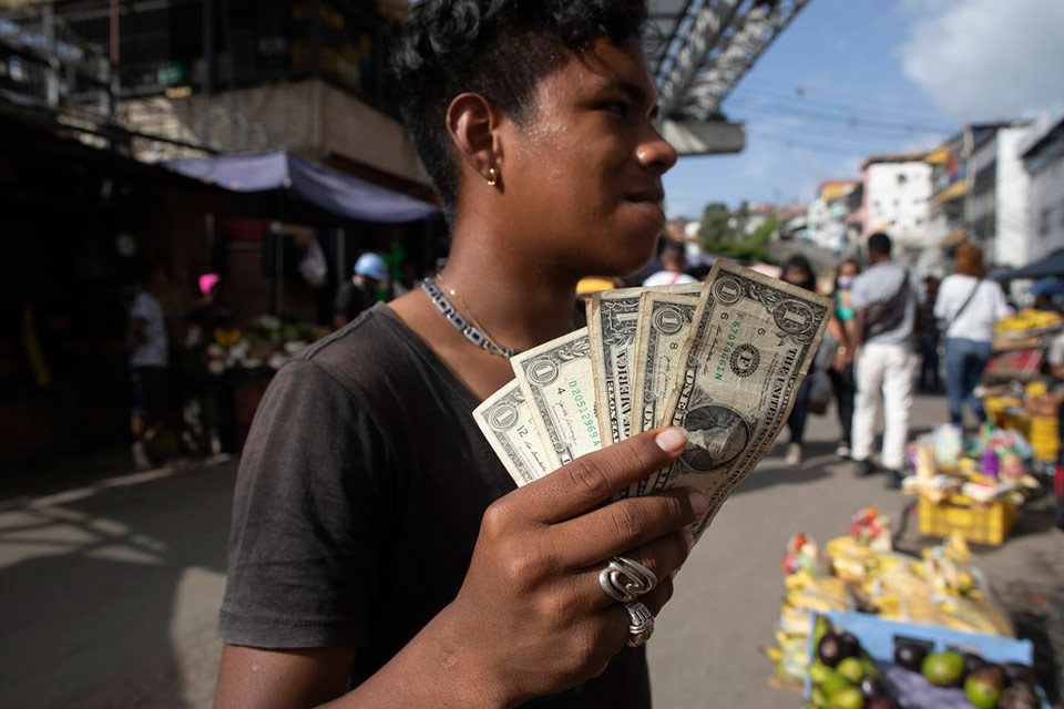 Liberalización económica y protección social dólares