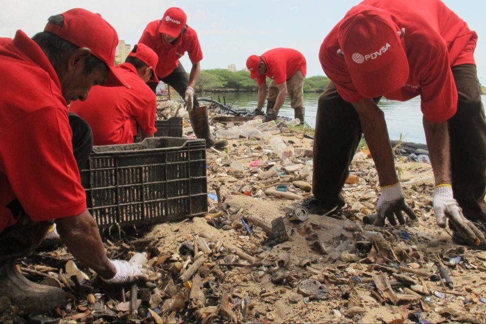 Pdvsa limpieza lago de Maracaibo