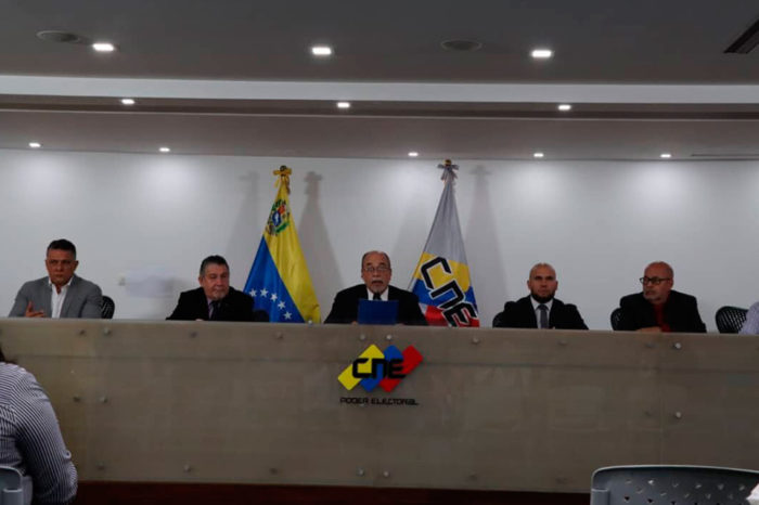 CNE: Renuncias a empellones