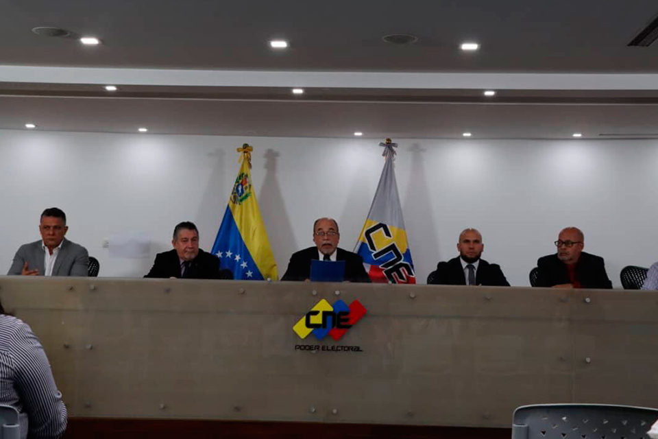 CNE: Renuncias a empellones