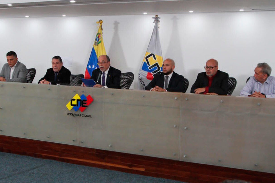 ¿Qué hay detrás de la renuncia del CNE?
