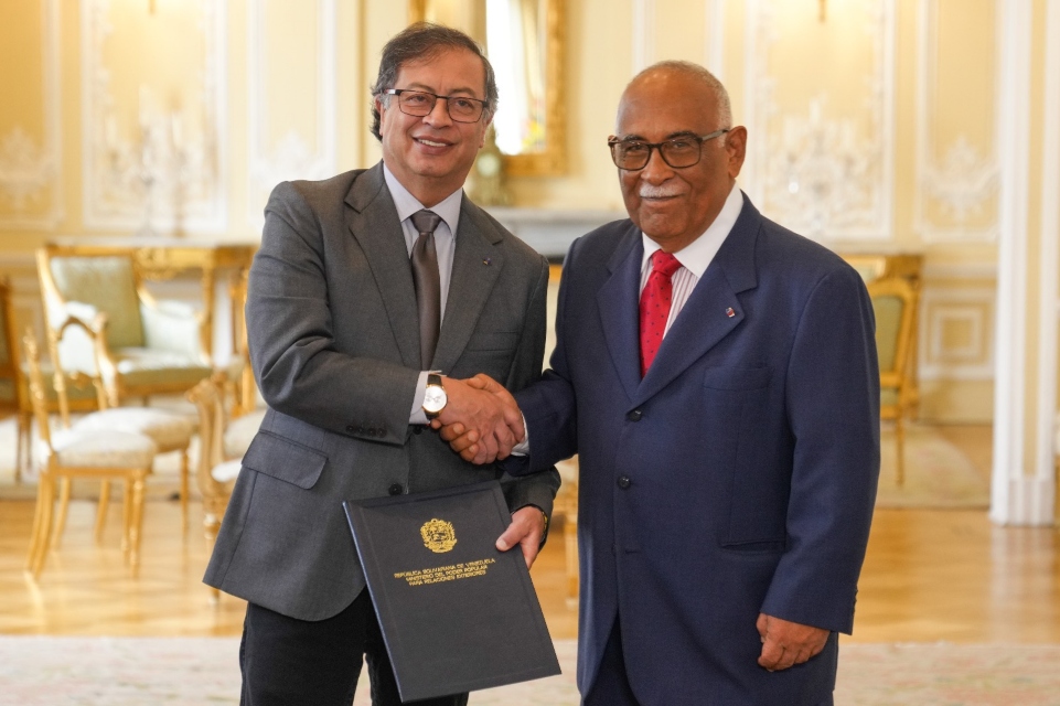 Gustavo Petro embajador Carlos Martínez