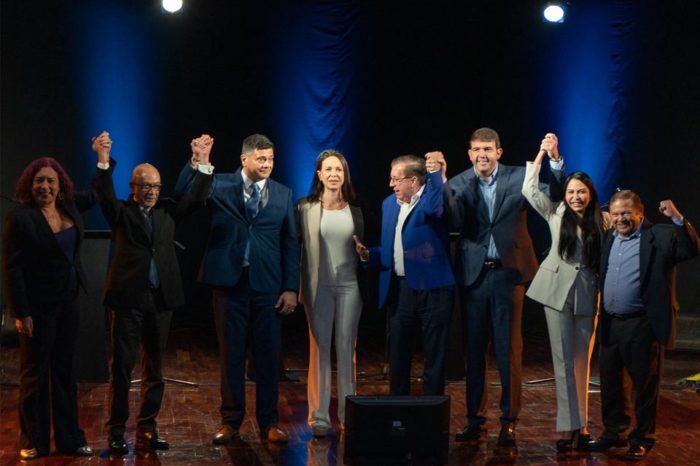 Hablan los candidatos foto de familia debate