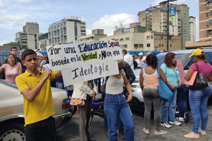 manifestantes contra la diversidad sexual en el pénsum Ovcs