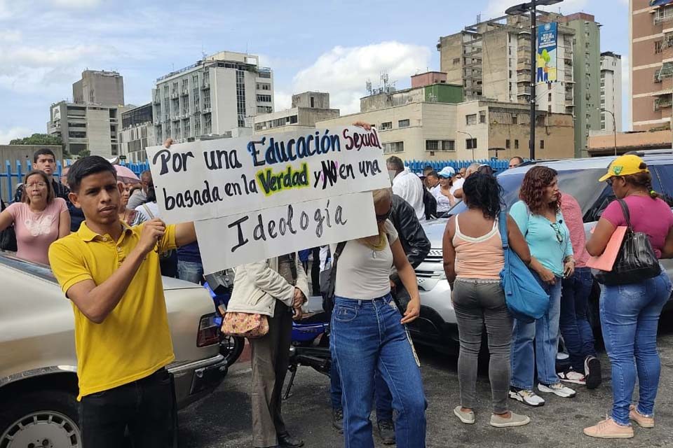 manifestantes contra la diversidad sexual en el pénsum Ovcs