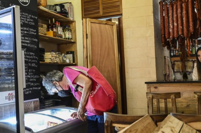 Señora compra Cuba bancarización RFI