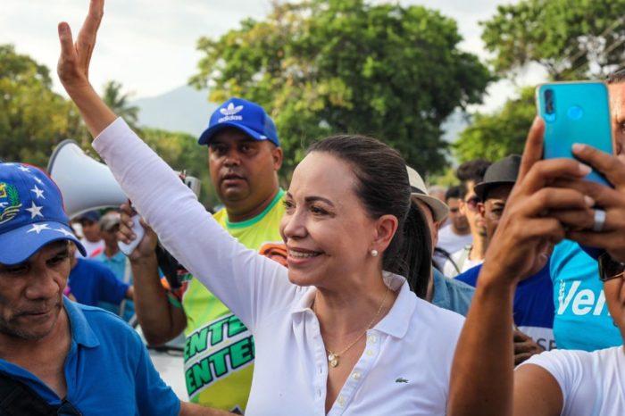 María Corina Machado recibe apoyo de militares retirados