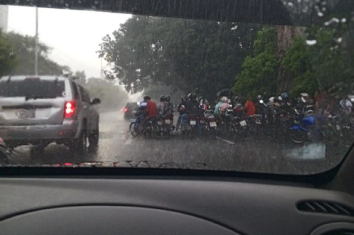 Más de una hora de lluvia con descargas eléctricas colapsa la vialidad en Caracas