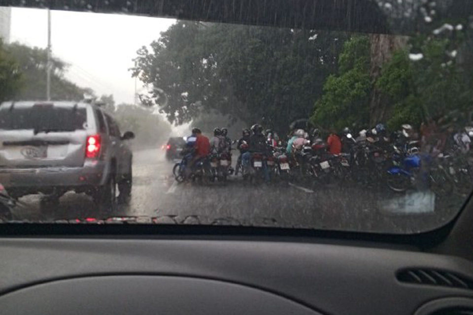 Más de una hora de lluvia con descargas eléctricas colapsa la vialidad en Caracas