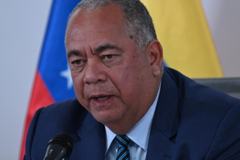 Elvis Amoroso julio