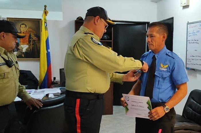 PoliSucre condecora a vigilante
