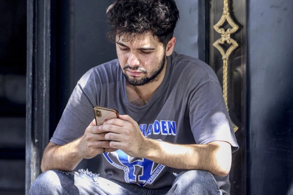 hombre internet Irán