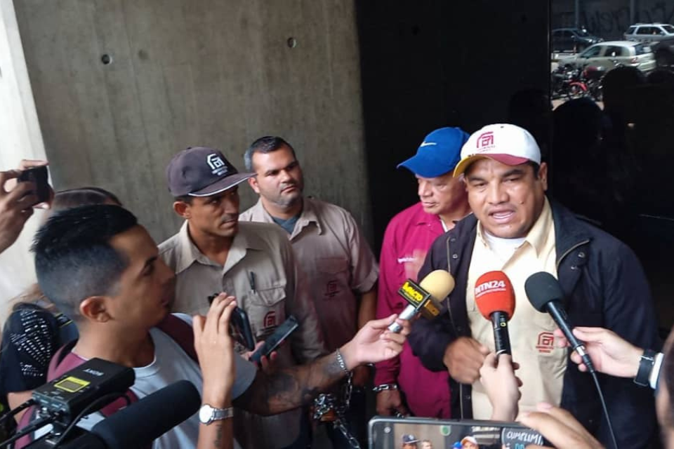 Trabajadores de la Ferrominera del Orinoco se encadenaron en la Defensoría del Pueblo