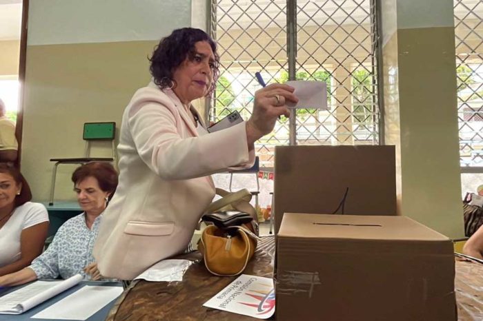 Tamara Adrian votando primarias