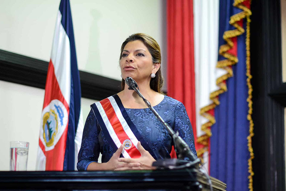 "El deterioro democrático lleva a la incertidumbre"