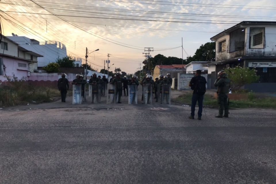 funcionarios cerca Carcel Vista Hermosa Bolívar 06.11.2023