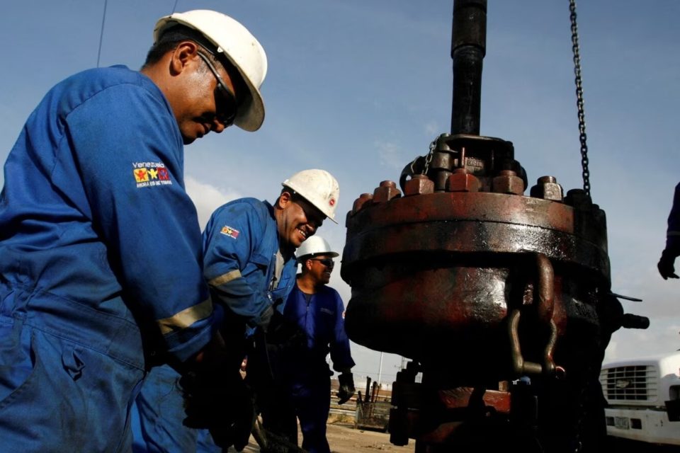 trabajadores petroleros Cabimas electricidad apagones Reuters VOA Zulia crudo