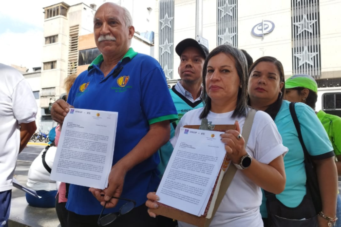 Docentes entregan documento en el MP