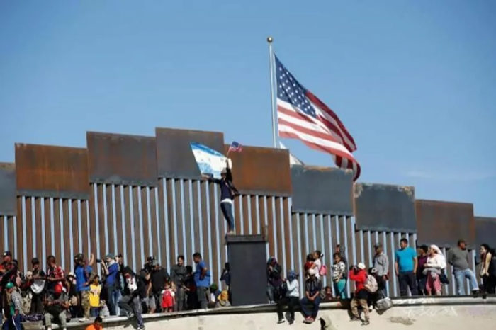 Migrantes en la frontera de México con Estados Unidos pagan a coyotes asilo