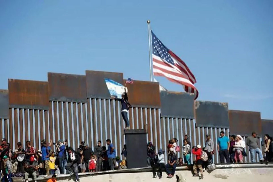 Migrantes en la frontera de México con Estados Unidos pagan a coyotes asilo