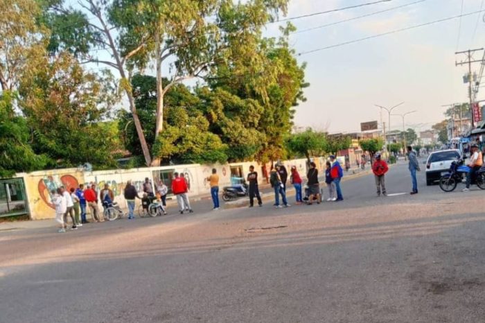 Pacientes renales protestan por falta de agua para su diálisis
