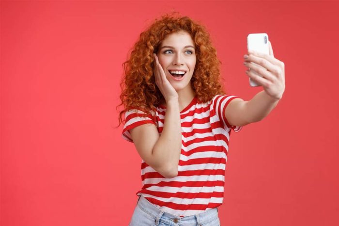 CapCut mujer rojo pelirrojo IA redes sociales