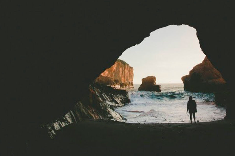 Vivir con las sombras o salir de la cueva