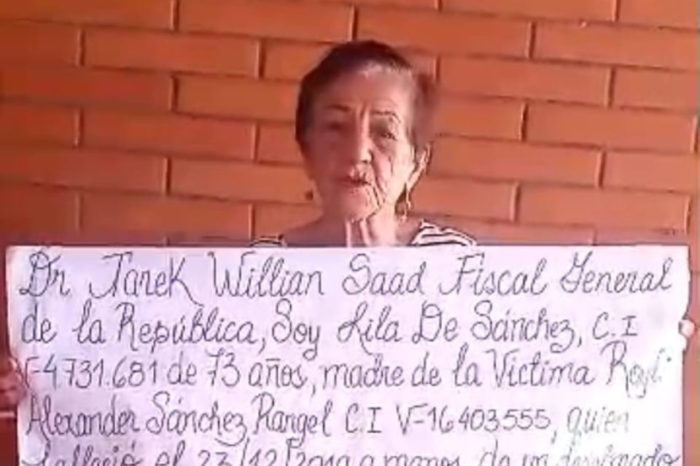 Madre exige justicia a Saab
