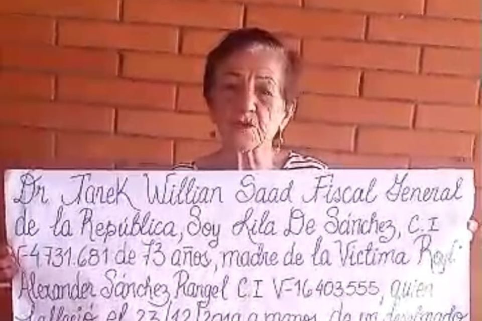 Madre exige justicia a Saab