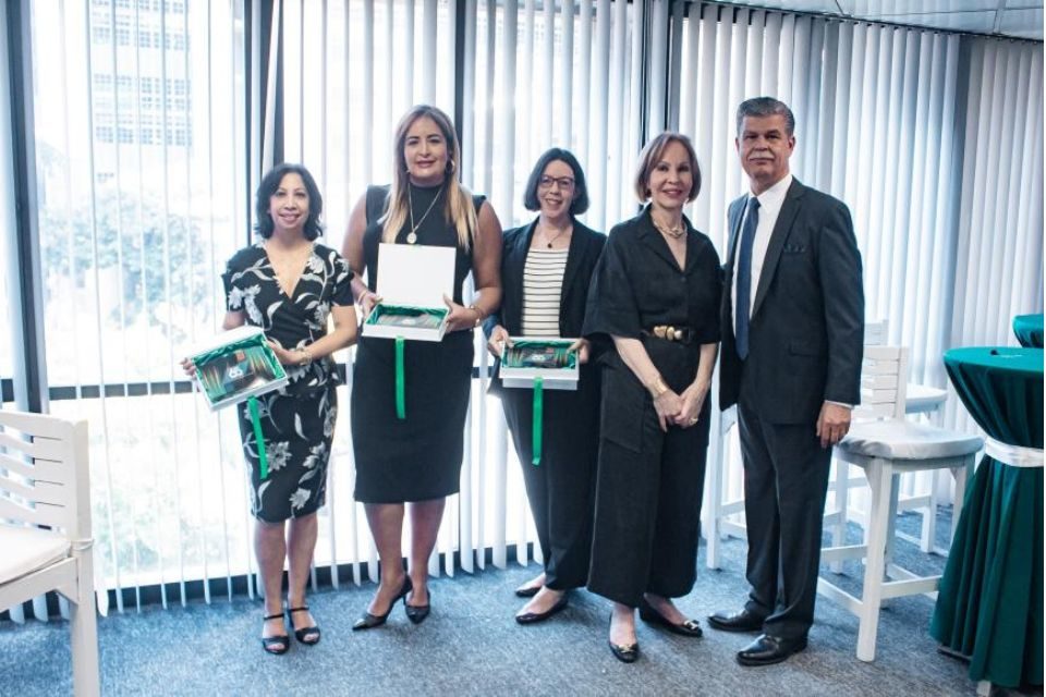 Asociación Bancaria entrega reconocimiento