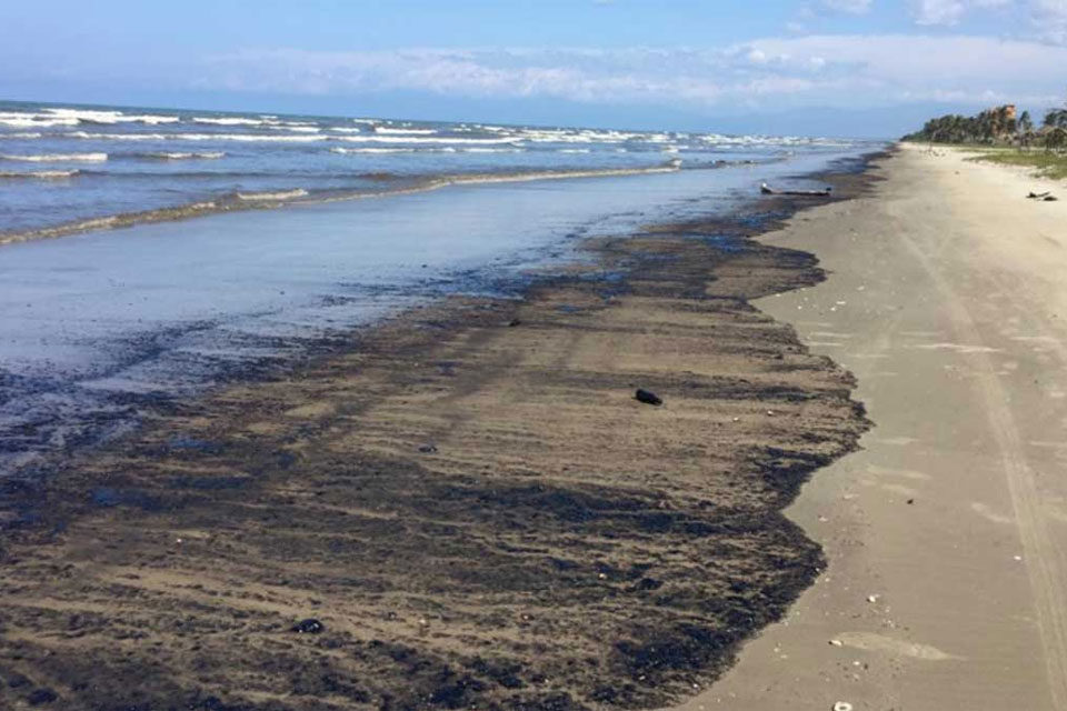 Restos de petróleo en costas zulianas afectaron turismo en Semana Santa