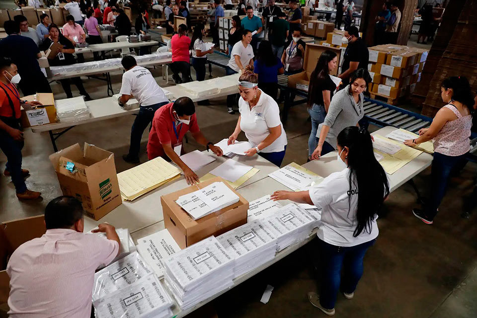 Elecciones en El Salvador: experiencias y retos