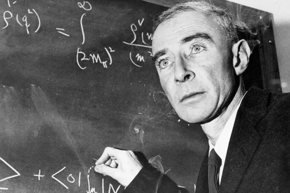 Oppenheimer: una víctima emblemática del macartismo /Robert Oppenheimer