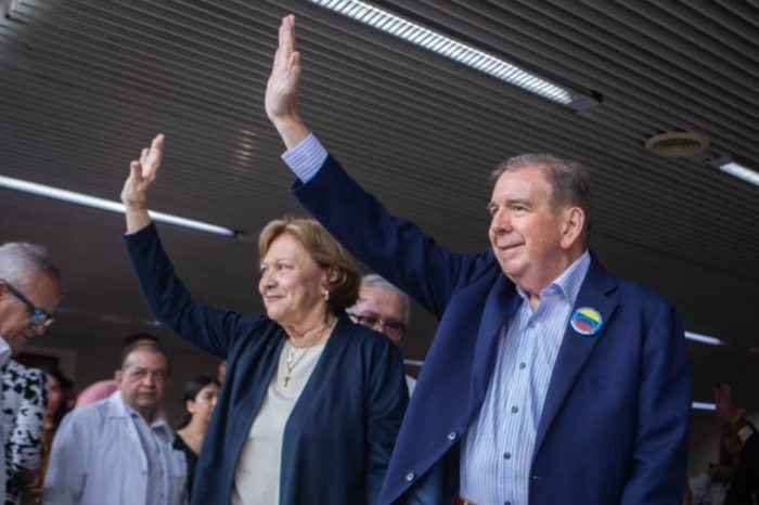 Gonzalez Urrutia y esposa