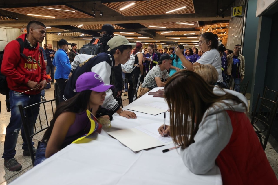 Venezolanos llegan de México vuelta a la patria
