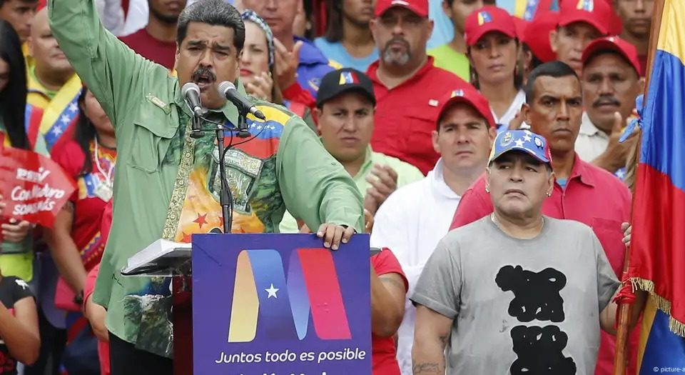 Nicolás Maduro con Diego Maradona