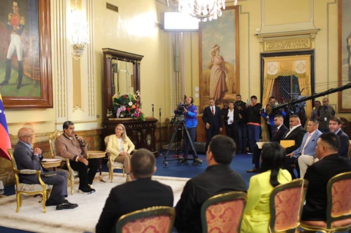 Nicolás Maduro alcaldes Miraflores Carlos Prosperi