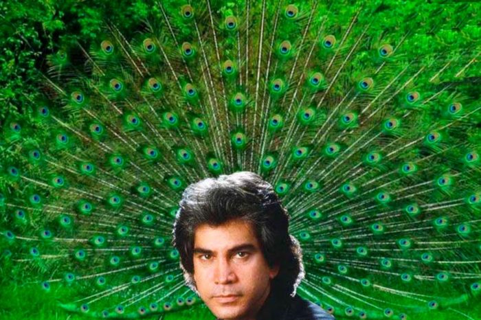 Con plumas de pavo real