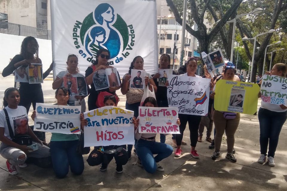 Adolescentes detenidos protesta jóvenes