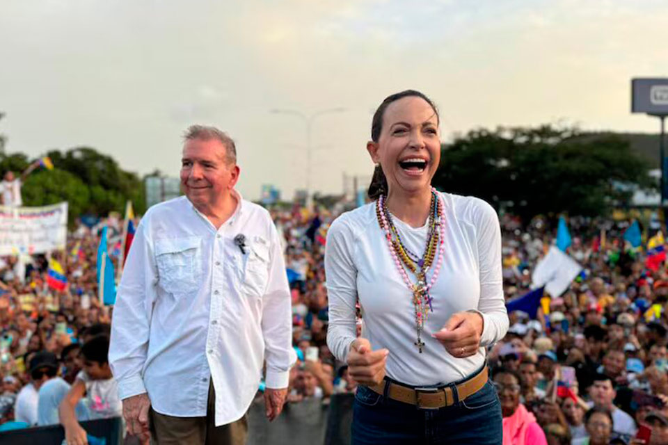Acá y allá