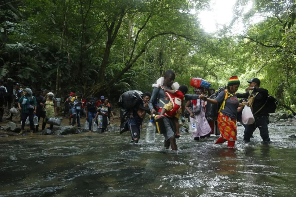 Migrantes por la selva del Darién